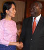 Aung San Suu Kyi e Ibrahim Gambari in un loro precedente incontro