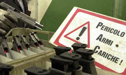 un cartello in una fiera delle armi